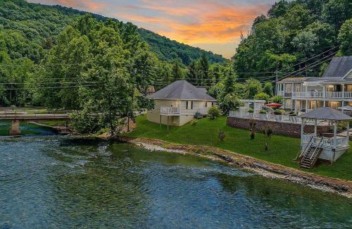 Covington House | Jackson River Estate 3 dwellings on River w/Pool sleeps 23
