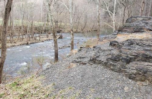 Covington House | Jackson River Estate 3 dwellings on River w/Pool sleeps 23