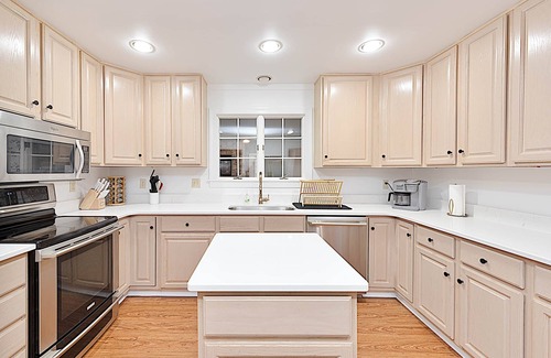 Covington House | Jackson River Estate Riverfront with Pool, Billiards, Games.