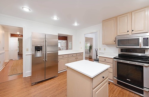 Covington House | Jackson River Estate Riverfront with Pool, Billiards, Games.