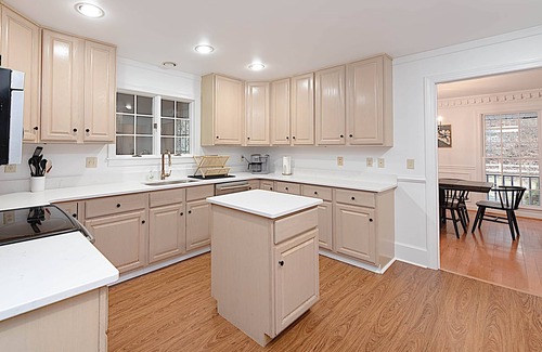 Covington House | Jackson River Estate Riverfront with Pool, Billiards, Games.