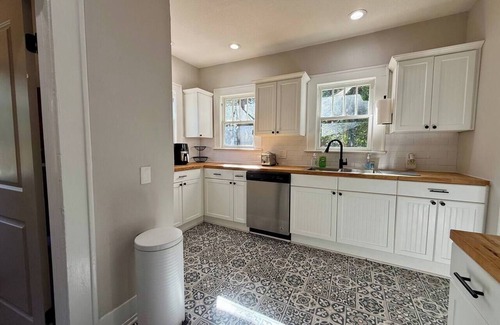 Riverside House | Jacksonville 2-BR Bungalow | Sauna & Dog-Friendly