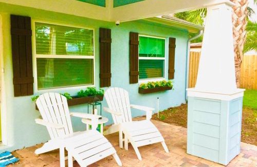 Arlington House | Jacksonville Blue Bungalow Retreat Comfortable 2 Bedroom Haven