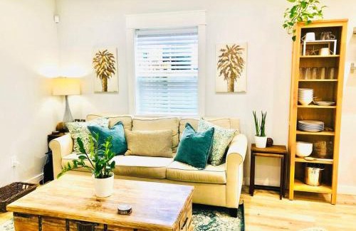 Arlington House | Jacksonville Blue Bungalow Retreat Comfortable 2 Bedroom Haven