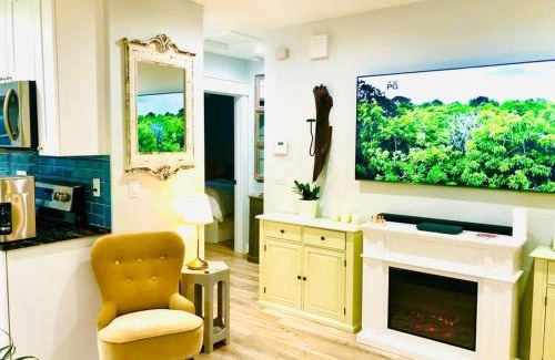 Arlington House | Jacksonville Blue Bungalow Retreat Comfortable 2 Bedroom Haven