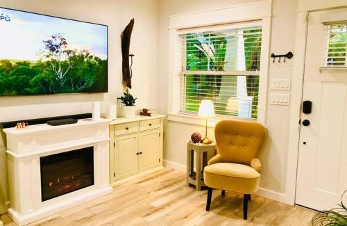 Arlington House | Jacksonville Blue Bungalow Retreat Comfortable 2 Bedroom Haven