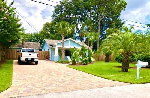 Arlington House | Jacksonville Blue Bungalow- 2 Bedroom New Build Tropical Charm & Cozy Vacationn