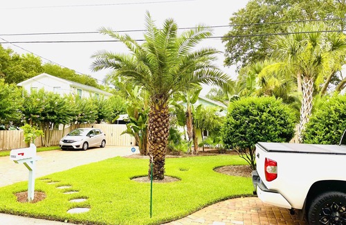 Arlington House | Jacksonville Blue Bungalow- 2 Bedroom New Build Tropical Charm & Cozy Vacationn