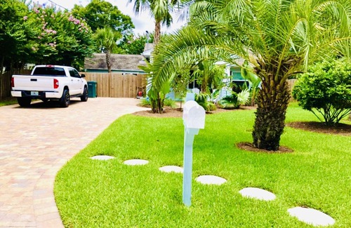 Arlington House | Jacksonville Blue Bungalow- 1 Bedroom New Build Tropical Charm & Cozy Vacation