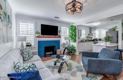Fairfax House | Jacksonville Hideaway Modern Pet-Friendly