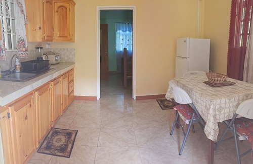 Marigot Apartment | Jacob's Cozy Oasis: 1BR in Marigot w/Wi-Fi, A/C, Kitchen – <5 Mins to Airport