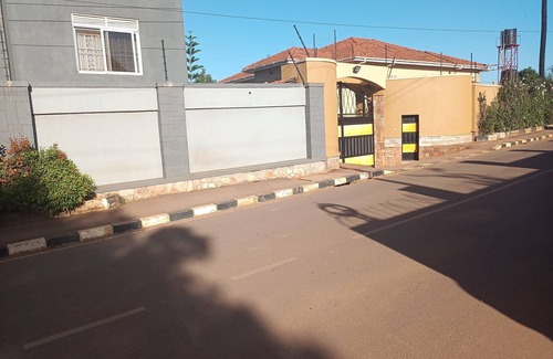 Kireka House | Jacuzzi city home free wifi, netflix