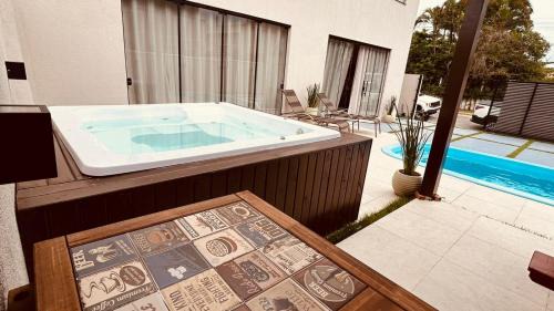 Praia da Armacao do Itapocoroi House | Jacuzzi e Piscina CASA Beto Carrero 4Q 3BWC a 300m do Parque Proximo a Praia churrasqueira e estacionamento privado