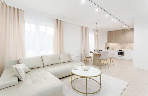 Targowek Apartment | Jacuzzi Haven in Warsaw Private Terrace & free Parking High-speed WIFI