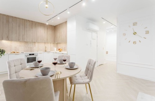 Targowek Apartment | Jacuzzi Haven in Warsaw Private Terrace & free Parking High-speed WIFI