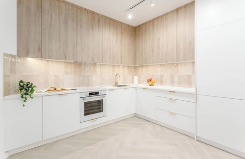 Targowek Apartment | Jacuzzi Haven in Warsaw Private Terrace & free Parking High-speed WIFI