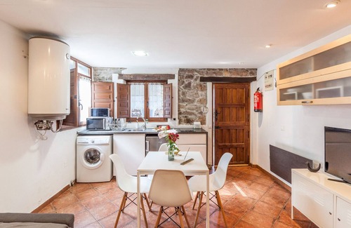 Fresnedo Cottage | Jacuzzi in bedroom with mountain views, barbecue and fireplace