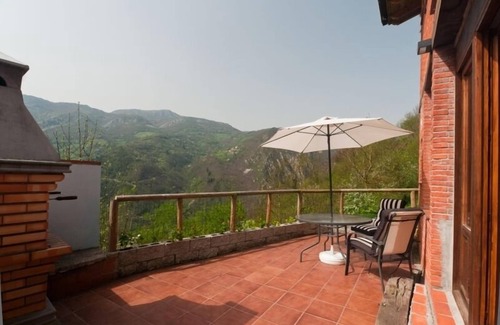 Fresnedo Cottage | Jacuzzi in bedroom with mountain views, barbecue and fireplace