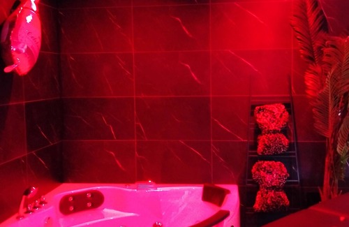 Epernay Apartment | (Jacuzzi, Netflix, Massage)💖 Love & Relax 🛀🍾