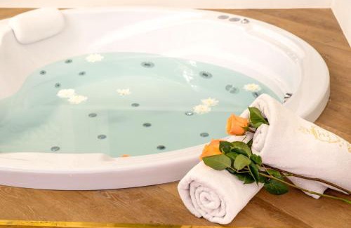 Terezvaros Apartment | Jacuzzi Opera Suite