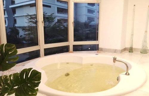 Taman Sri Endah Apartment | Jacuzzi POOL 3Bedroom, walk to Stadium