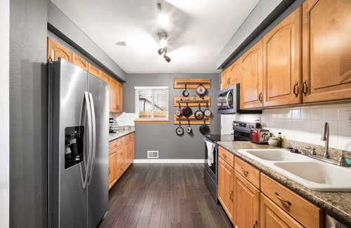 Applewood Villages House | Jacuzzi Ranch in West Denver. Quiet Neighborhood. Red Rocks, Golden, Denver.