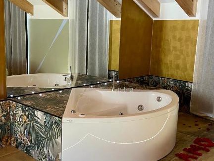 Roman Quarter Apartment | Jacuzzi Turin Center - Serendipity Suite