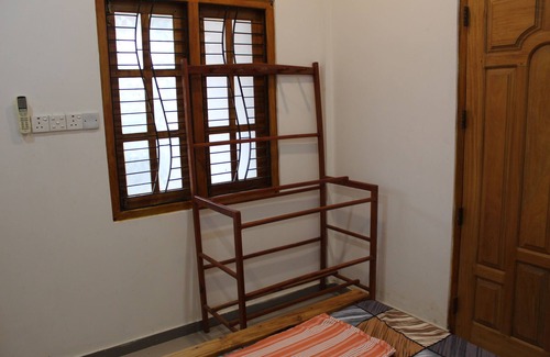Jaffna Cabin | Jaffna Travel & Guest Inn: 2 AC Bedroom first floor AC house with free parkingnn