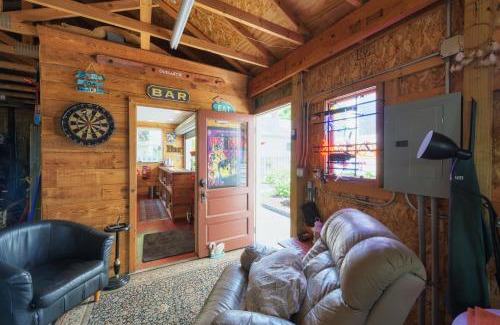 South Haven House | Jakers Beach House- personal bar, steps to beach