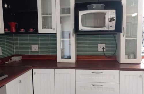 Greater Johannesburg Metropolitan Area House | Jakes's Place Modern Comfortable & Sunny 3-bedroom House in Kensington