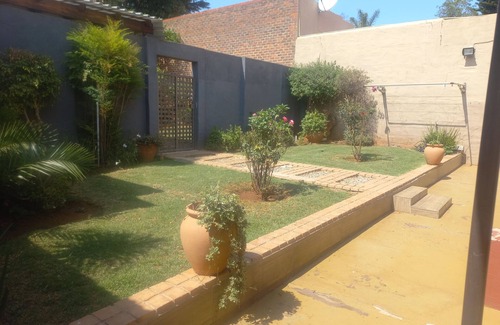 Greater Johannesburg Metropolitan Area House | Jakes's Place Modern Comfortable & Sunny 3-bedroom House in Kensington