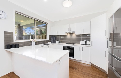 Rydalmere House | Jam Home | Delightful 4BR House Near Sydney Olympic Park & Parramatta CBD