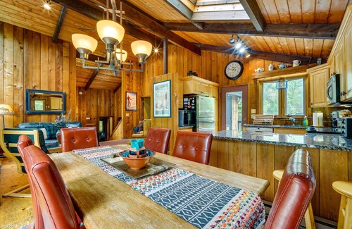 Jamaica House | Jamaica Vacation Home w/Deck: 8 Mi to Skiing!