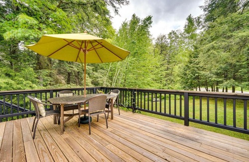 Jamaica House | Jamaica Vacation Home with Deck 8 Mi to Skiing!