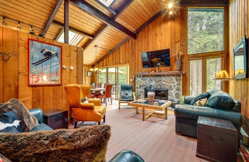 Jamaica House | Jamaica Vacation Home with Deck 8 Mi to Skiing!