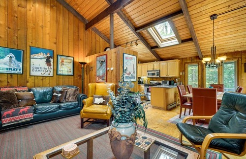 Jamaica House | Jamaica Vacation Home with Deck 8 Mi to Skiing!