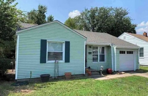 Ponca City House | James’ Modern Cheerful Home!