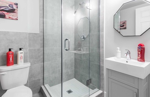 Central Hamilton Apartment | James St Apartment with Queen sized bed
