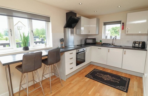 Brigg Cottage | JAMES VILLE MARINA LODGE 7, pet friendly, with a garden in Brigg