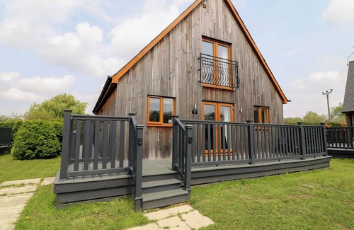 Brigg Cottage | JAMES VILLE MARINA LODGE 8, pet friendly in Brigg