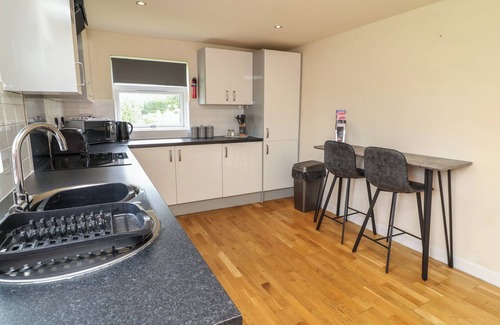 Brigg Cottage | JAMES VILLE MARINA LODGE 9, with hot tub in Brigg