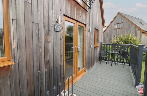 Brigg Cottage | JAMES VILLE MARINA LODGE 9, with hot tub in Brigg