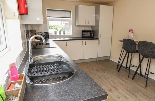 Brigg Cottage | JAMES VILLE MARINA LODGE 13, pet friendly, with hot tub in Brigg