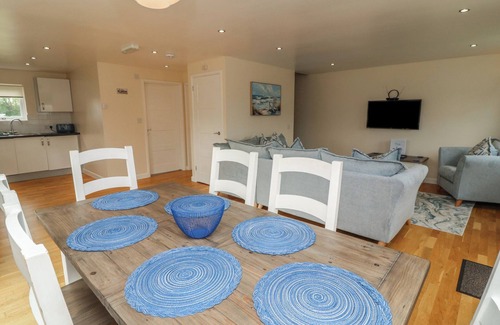 Brigg Cottage | JAMES VILLE MARINA LODGE 21, family friendly, with hot tub in Brigg