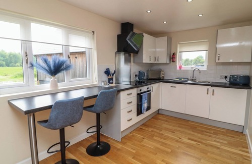 Brigg Cottage | JAMES VILLE MARINA LODGE 21, family friendly, with hot tub in Brigg