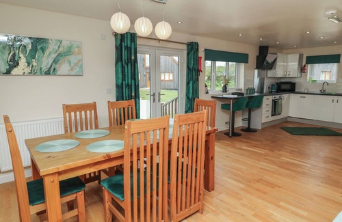 Brigg Cottage | JAMES VILLE MARINA LODGE 22, family friendly, with hot tub in Brigg