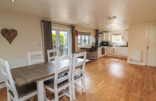 Brigg Cottage | JAMES VILLE MARINA LODGE 10, pet friendly, with hot tub in Brigg