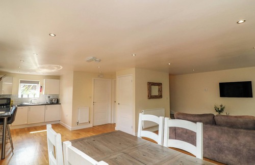 Brigg Cottage | JAMES VILLE MARINA LODGE 10, pet friendly, with hot tub in Brigg