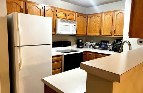 Greensboro Condo | Jamestown Extended Stay w. Kind Bed