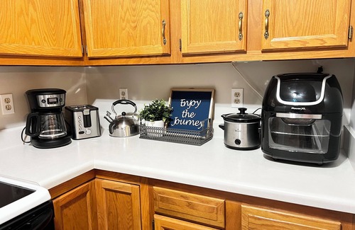 Greensboro Condo | Jamestown Extended Stay w. Kind Bed